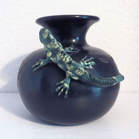 P Mateos Handmade Vintage Pottery Black Vase with Green Iguana - Picture 1 of 8